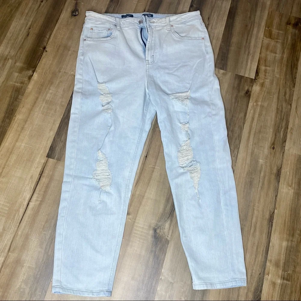 NWOT Wild Fable High Waisted Distressed Light Wash Mom Jeans - Picture 3 of 8